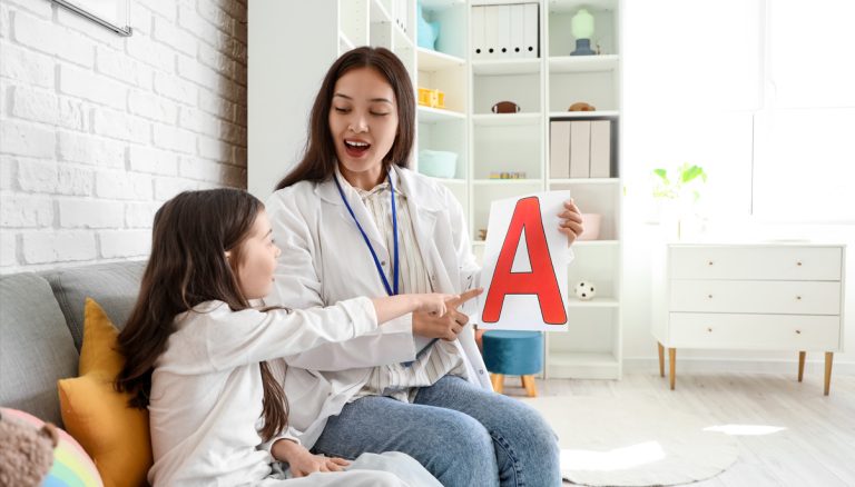 Disleksia adalah gangguan belajar yang memengaruhi membaca dan menulis. Kenali ciri, penyebab, dan cara diagnosis dini termasuk tes genetik.